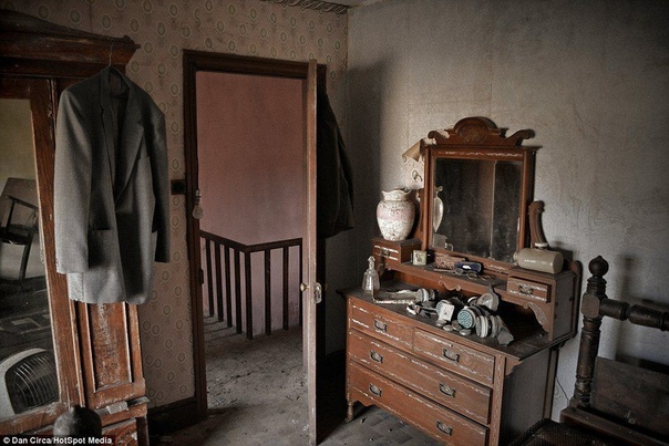 заброшенные вещи. заброшенные дома с вещами и мебелью. антиквариат в заброшенных домах. вещи в заброшенных домах. вещи в заброшенных домах.