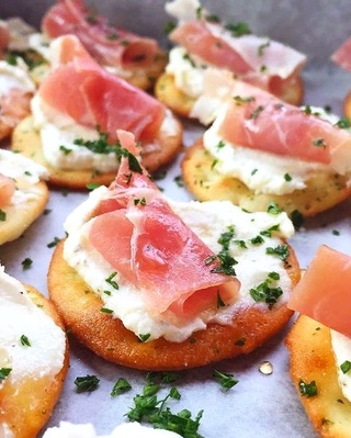 Бутерброды с беконом и сыром в духовке. Бутерброды с беконом на праздничный. Бутерброды с беконом и сыром. Бутерброды с копченым беконом. Бутерброды с грудинкой и помидором.