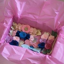 Упаковка подарка гофрированной бумагой. Бумага тишью подарок. Упаковка подарков тишью. Упаковка тишью в коробке. Упаковать подарок в бумагу тишью.