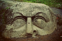 голова из под земли. каменная голова в парке сергиевка. усадьба сергиевка камень голова. каменная голова в парке сергиевка. сергиевка в петергофе голова.