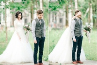 свадебная фотосессия жениха. встреча невест. первая встреча жениха и невесты в день свадьбы. жених и невеста. современная свадьба.