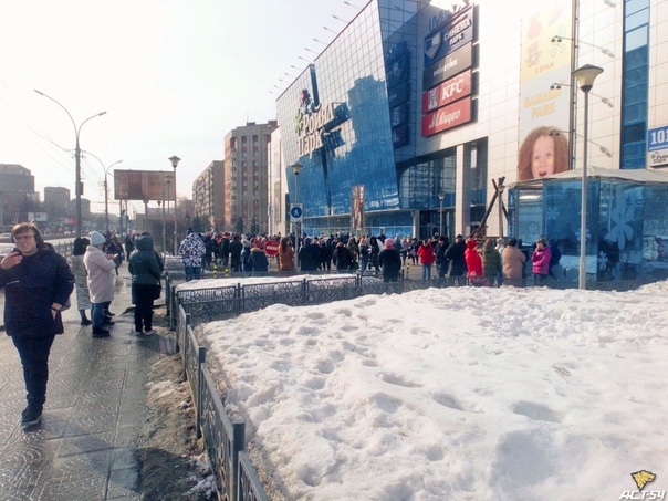 Роял парк эвакуация. Ройял парк новосибирск. Роял парк эвакуация. Пожарная тревога ройял парк. Роял парк новосибирск магазины.