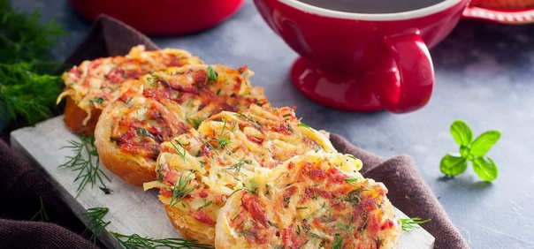 Как сделать горячие бутерброды на сковороде. Горячий бутерброд ленивая пицца. Горячие бутерброды на сковороде с колбасой и сыром. Горячие бутерброды на сковороде. Как сделать горячие бутерброды на сковороде.