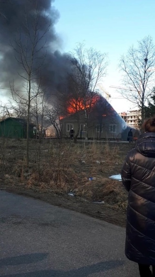 Фанема коммунар. Пожар на коммунаров. Пожар на коммунаров. В коммунаре сгорел дом. Пожар на складе вайлдберриз в питере.
