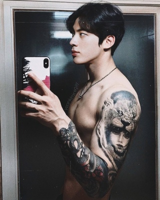 кореец ким джисон. татуированные корейцы. татуированные корейские парни. красивые азиатские парни с тату. кореец ким джисон.