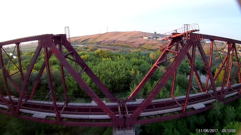Речка урал в орске. Железнодорожный мост орск. Мост через старый город орск. Река урал орск. Красный мост орск.