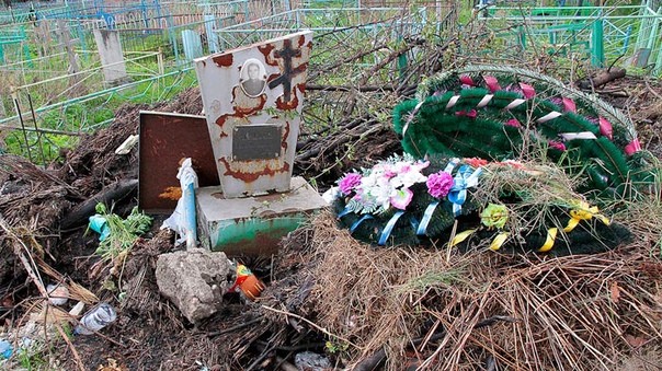 Могила на кладбище. Карачевское городское кладбище. Кладбище в заросшее травой. Могильный крест заброшенных кладбищ. Троекуровское кладбище могилы.