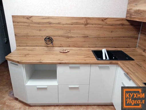 Индийское дерево 690 кедр столешница. Кухня со столешницей дуб вотан. Дуб вотан столешница троя. 690 индийское дерево кедр. Дуб бунратти столешница кедр.