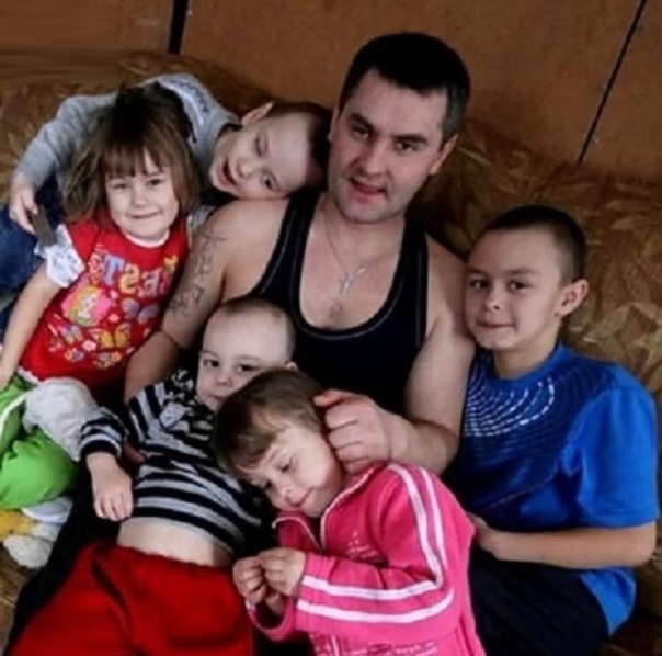 Мужчина в одиночку воспитывал пятерых детей на скромную зарплату и пособия Мать семейства бросила семью и ушла в запой.Но вскоре нашлась женщина, которая сделала семью по настоящему