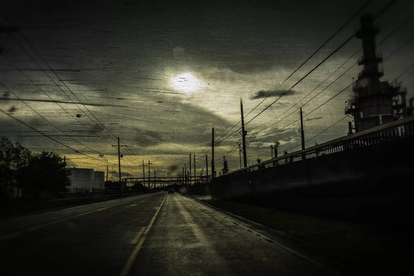 Пустой город на рассвете. Дорога в городе эстетика. Обои на телефон ночная дорога. Человек в пустом городе. Пустые улицы города.