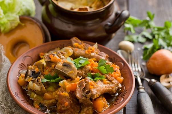 чанахи в горшочках с говяжьими рёбрами. говяжьи ребра в горшочке. баранина айриштю. ребрышки в горшочке. верашчака белорусская кухня.