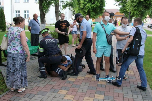 Помните тот жуткий разбой в Ганцевичах Так вот, после выхода из изолятора ганцевичский корреспондент (Сергей Багров) обнаружил, что с его фотика были удалены все снимки, сделанные во время